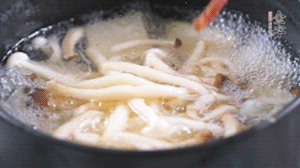 依次放火腿、豆腐，加水大火燒開，小火燉煮20分鐘，出鍋前撒上蔥花即可。