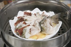 將鱸魚(yú)成花狀擺好，將火腿切片放入各縫隙中，放入鍋中隔水蒸12分鐘拿出，撒上蔥花即可。