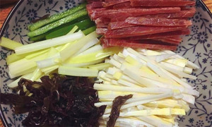 黑木耳泡發(fā)，黑木耳、韭黃、雷筍、青椒切成絲。