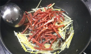 火腿絲、筍絲、黑木耳絲汆水后，瀝干。