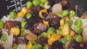 出鍋前加蠔油、生抽調(diào)味，撒點熟白芝麻即可。