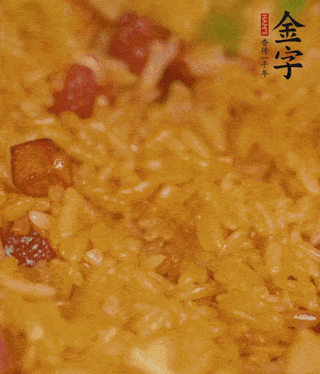 放一撮鹽、生抽少許，倒入炸好的芋頭。最后撒蔥花、蒜末翻炒均勻。