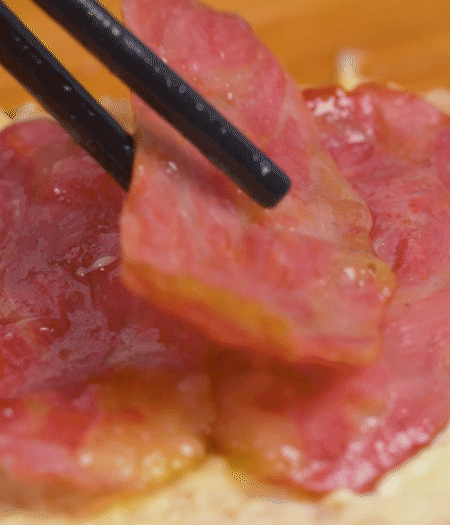 放上火腿、芝士片、生菜，再放一片土司。