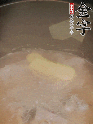 排骨洗凈，加生姜、黃酒焯水，溫水洗凈備用。