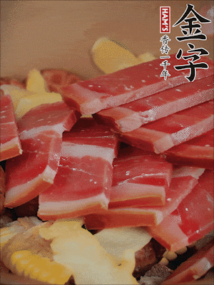 除鮑魚外的所有材料放進鍋里，加清水、姜、黃酒，大火燒開，轉小火煲90分鐘。