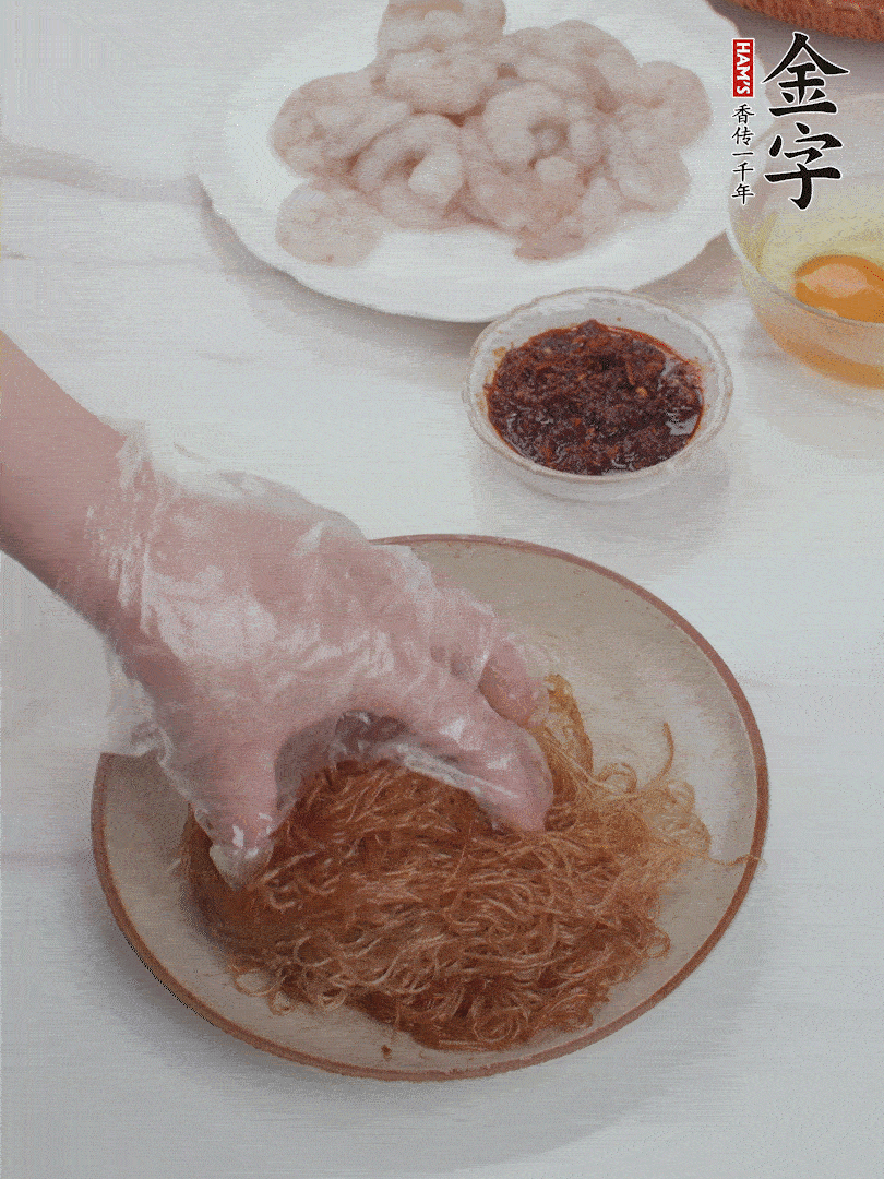 粉絲泡軟后，入沸水煮10秒，撈出后加1/2勺老抽、1/2勺食用油挑松。