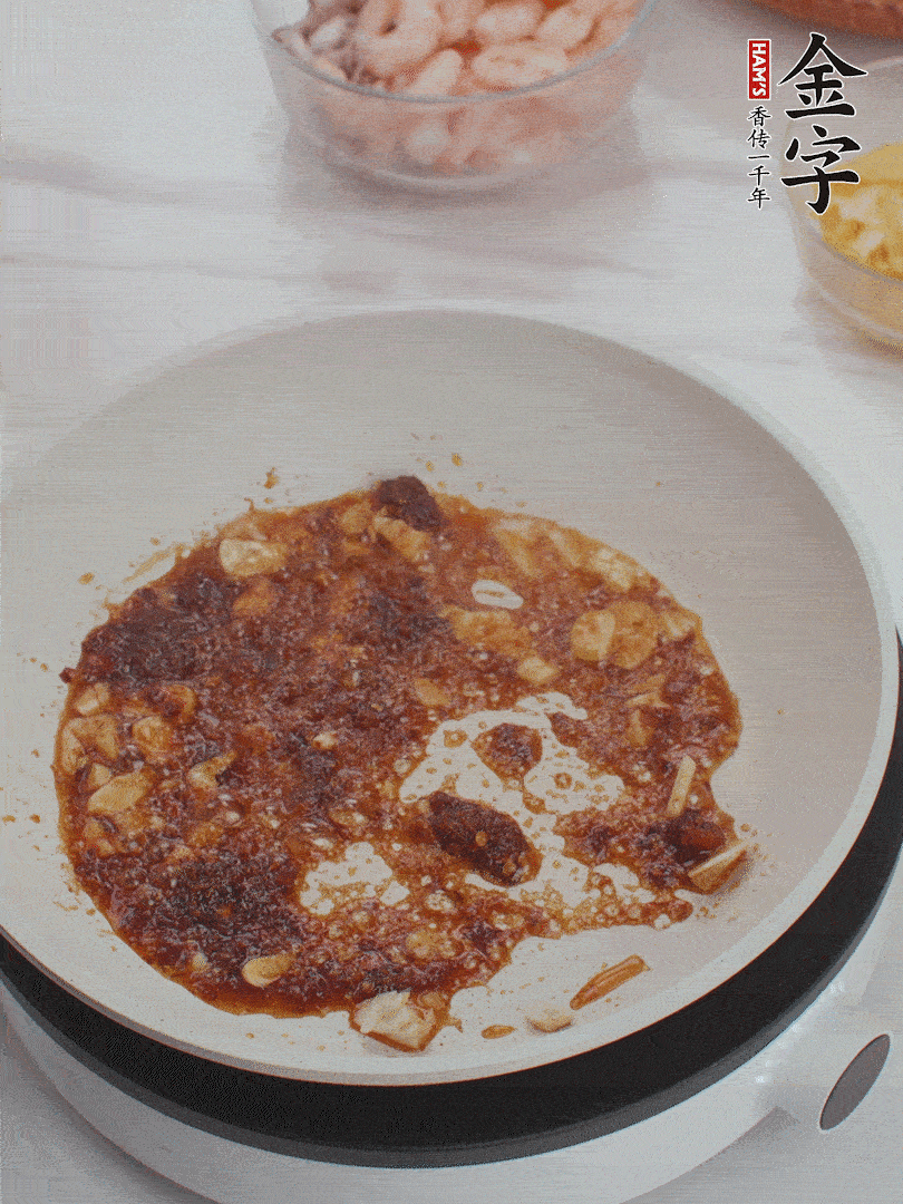 冷鍋熱油，1大勺金字火腿XO醬、蒜末炒香，倒粉絲一起炒。