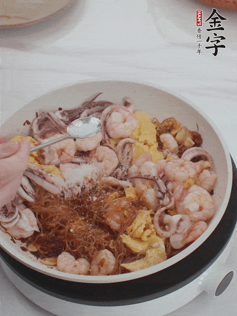 加雞蛋，蝦仁，魷魚混合。