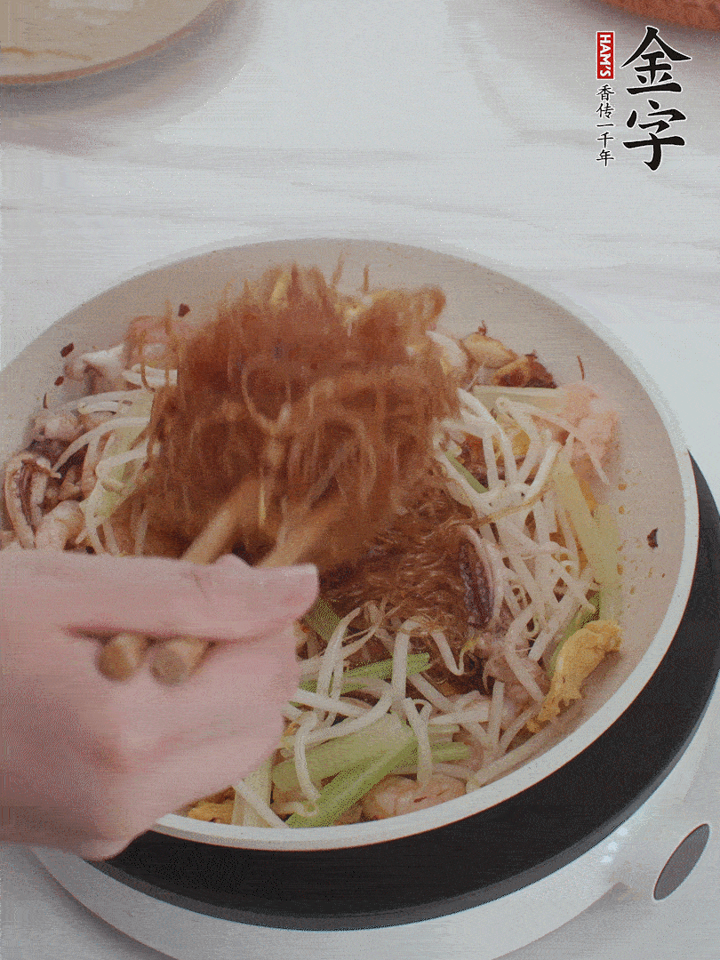 放焯好水的香芹、豆芽翻炒挑松。
