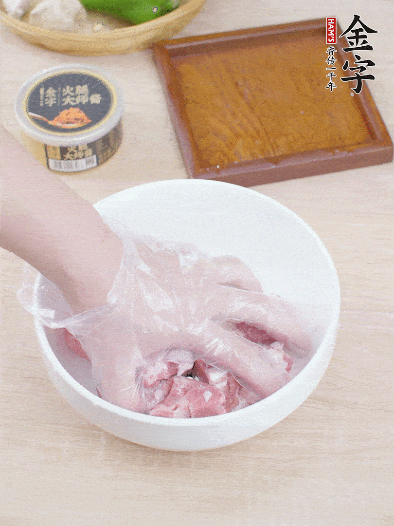 豬小排，加1勺料酒、1勺蠔油、1/3勺白胡椒粉、淀粉，抓拌均勻腌漬30分鐘。青椒去蒂去籽切塊。洋蔥去皮切塊。