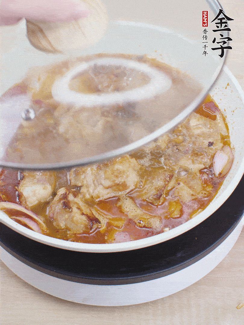 下小排翻炒，加1勺生抽、1點白砂糖和少許水燜2分鐘。