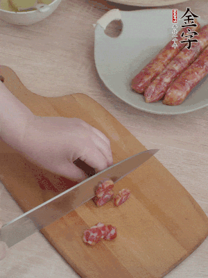 香腸切片。（圓片一點，不用很斜）