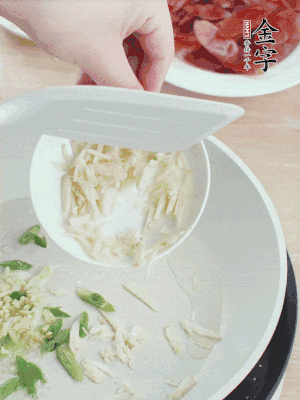 油4成熱，下蔥姜蒜、干辣椒、花椒煸出香味。