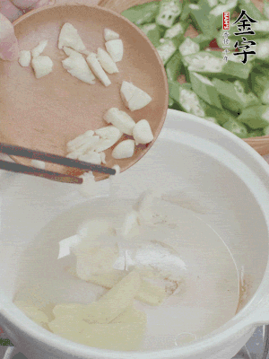砂煲熱油，姜蒜、辣椒煸香。