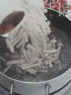 白玉菇改刀焯水30秒。