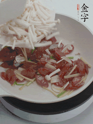 放白玉菇、青紅辣椒、雞蛋。