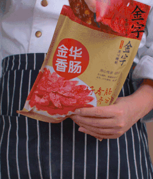 香腸切成斜片，小米辣切成斜片。