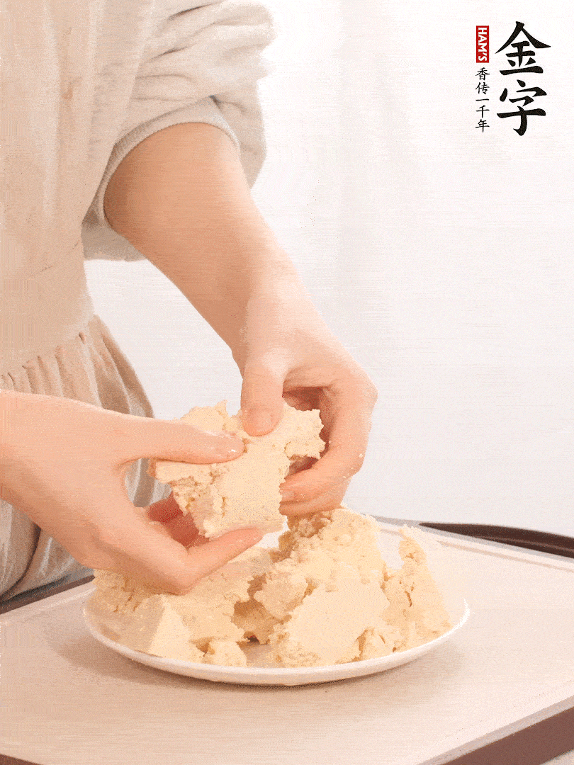 老豆腐用手掰成塊。