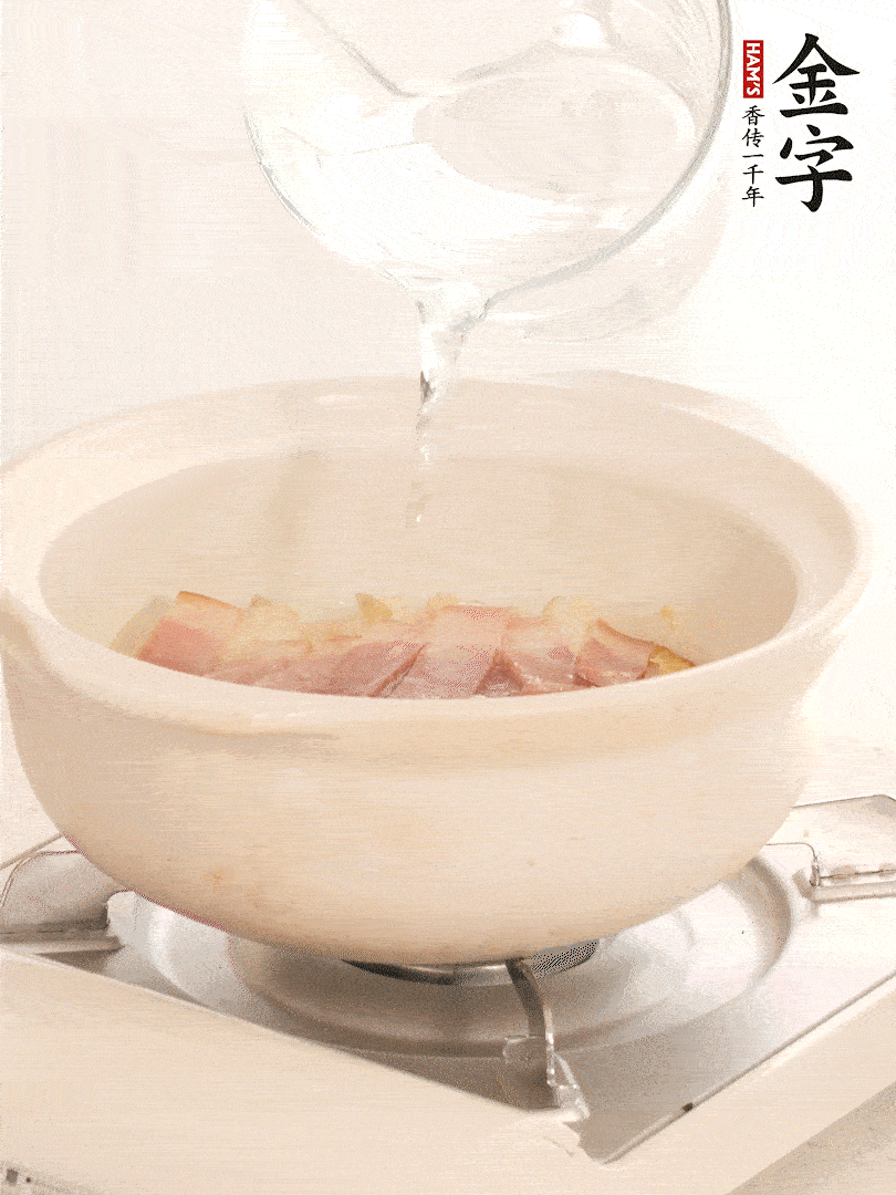 放入火腿片，加開水，再加入豆腐