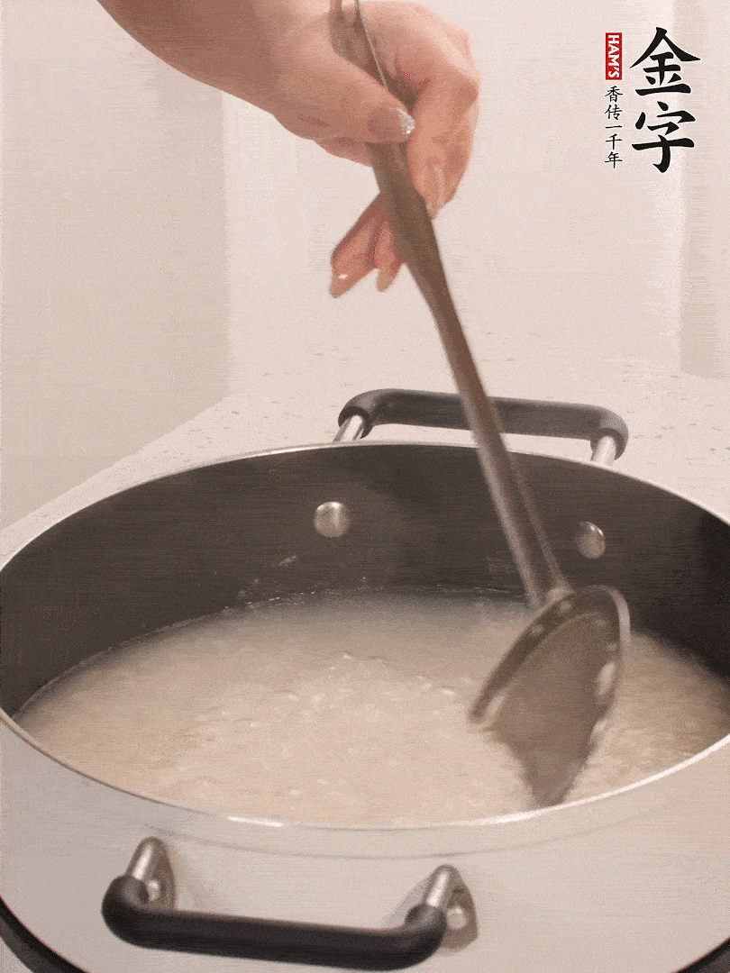 香菇、土豆、胡蘿卜、金字土香腸切小塊。