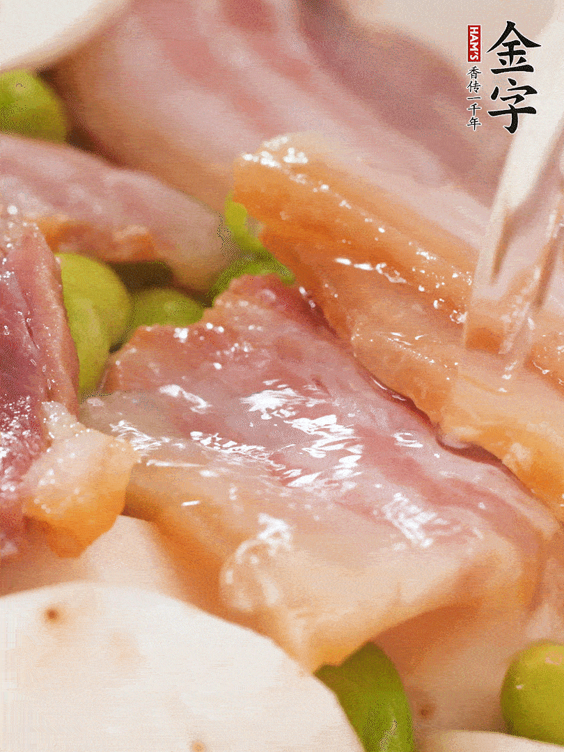 倒入芋艿、熟毛豆，翻炒均勻，加1小碗水煮開