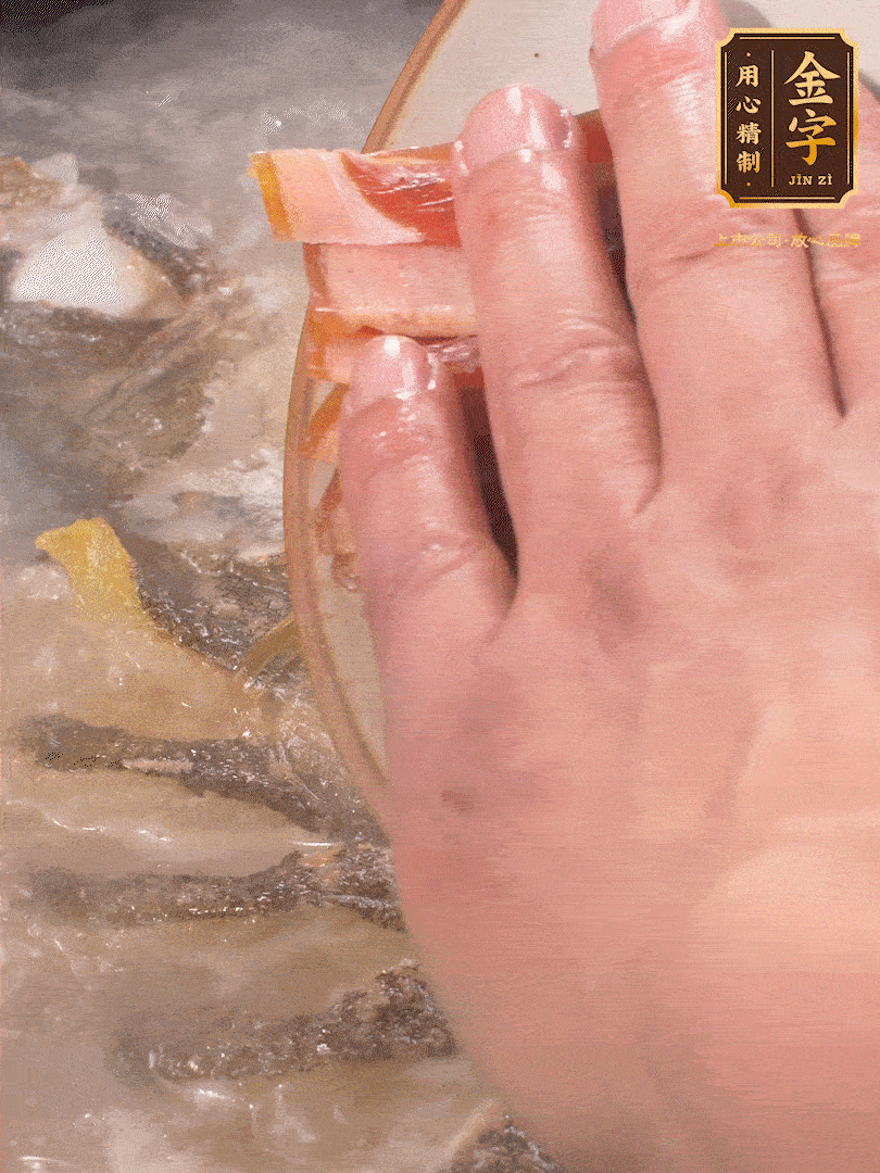 將煎好的魚，倒入三大碗開水。大火煮開后放入1個蔥結、2片姜片和1勺料酒和火腿片