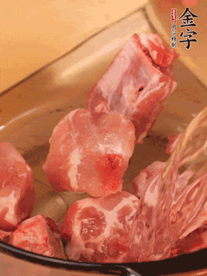 排骨冷水下鍋，加料酒、姜片，煮開綽水