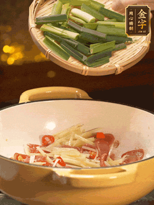 接著放蒜葉，來一點鹽，一點醬油調味翻勻