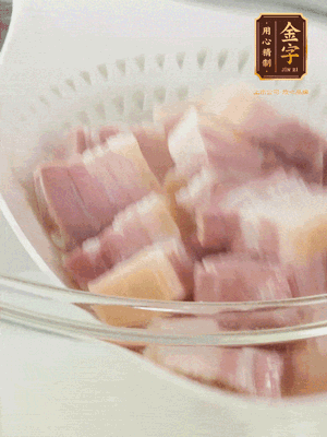 金字淡咸肉、排骨分別加料酒、蔥、姜冷水下鍋焯水，水開撇去浮沫撈出。