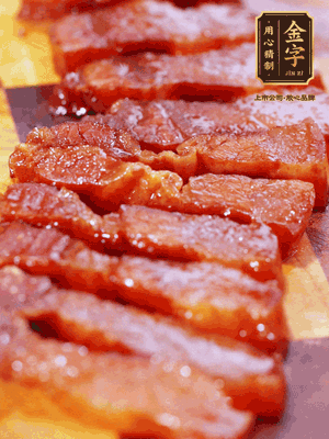 金字醬油肉煮熟，切片