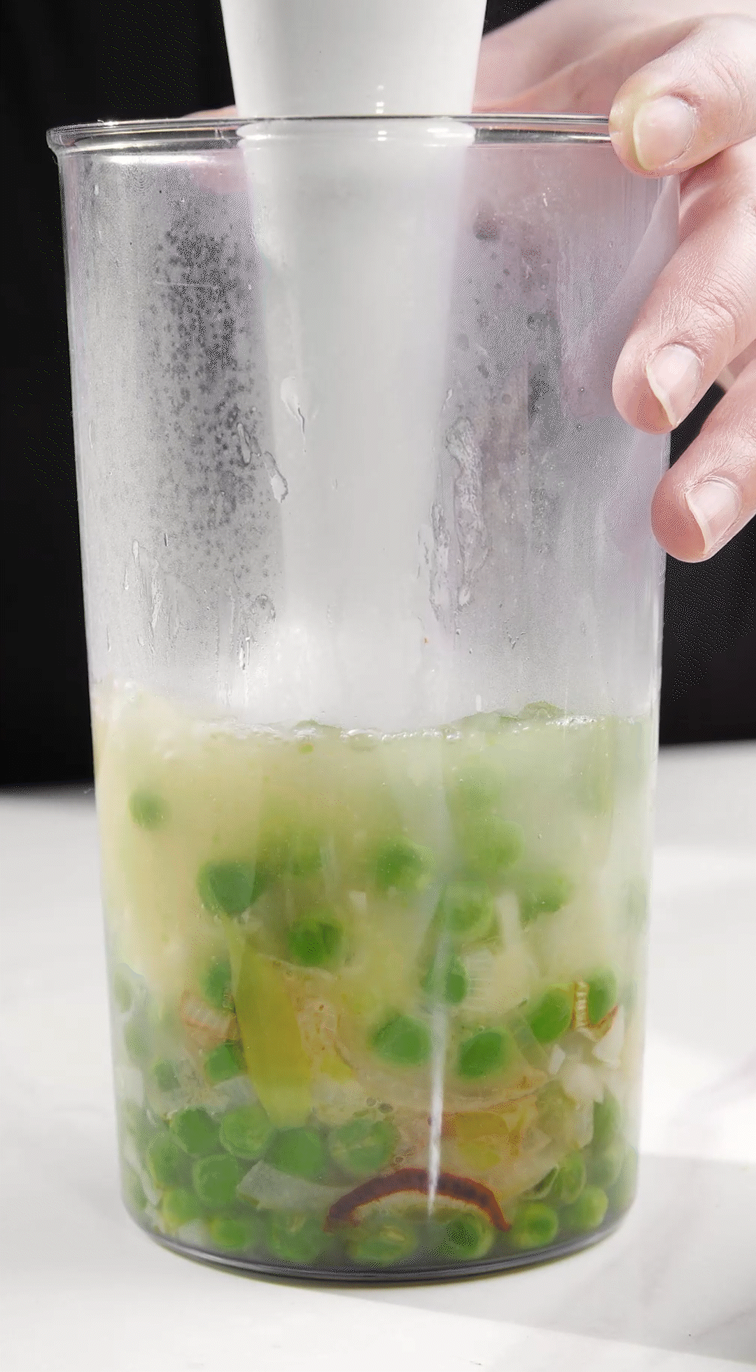 炒好的蔬菜+高湯或熱水，倒入破壁機(jī)攪打細(xì)膩絲滑即可。