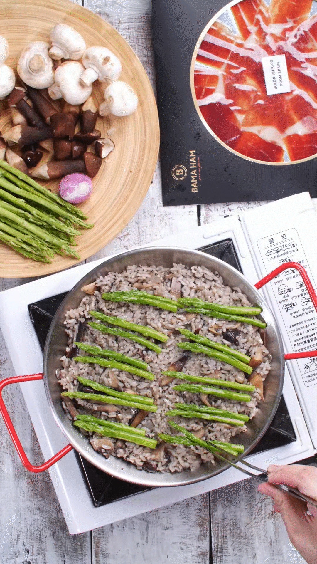 關(guān)火后加入帕瑪森奶酪與黃油靜止2分鐘
