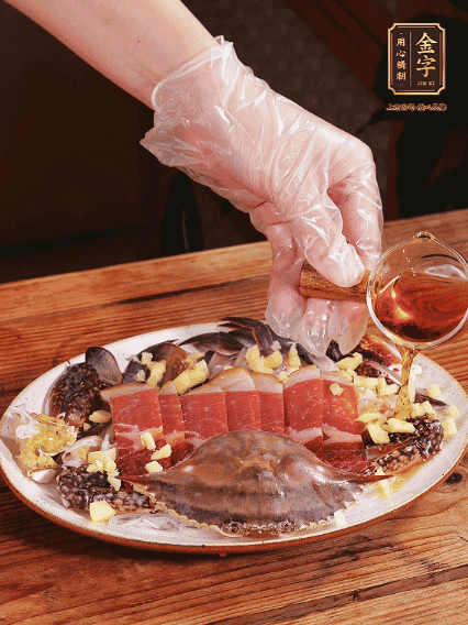 冷水上鍋蒸12分鐘（具體看蟹的大小），最后撒上蔥絲、澆上熱油即可