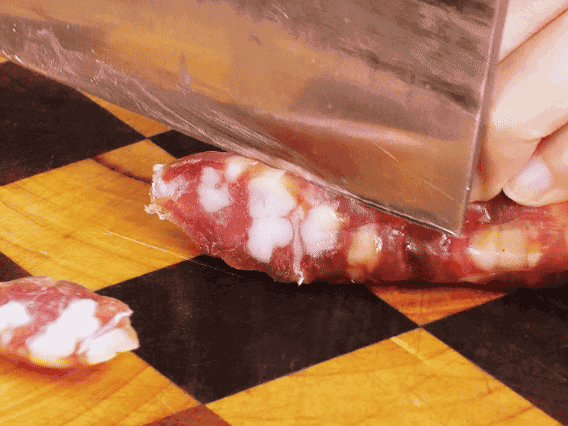 香腸少油煸出香味，下南瓜、板栗、香菇翻炒。2勺生抽、1勺老抽、1勺蠔油、1勺鹽、半勺糖調味