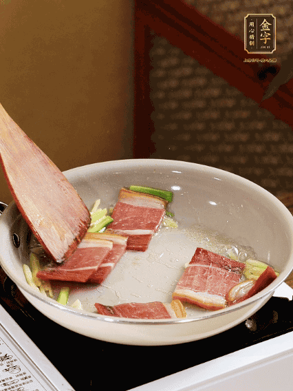 熱油下鍋，火腿、蔥姜蒜煸出香味備用