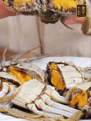 大閘蟹處理干凈，一切兩半。
