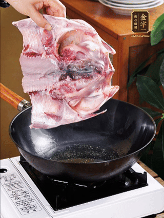 鍋里油燒熱（一半豬油、一半玉米油），放入魚(yú)頭，把魚(yú)頭煎至少兩面金黃