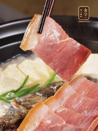 加入一丟丟鹽，撒點(diǎn)胡椒粉，蔥段點(diǎn)綴