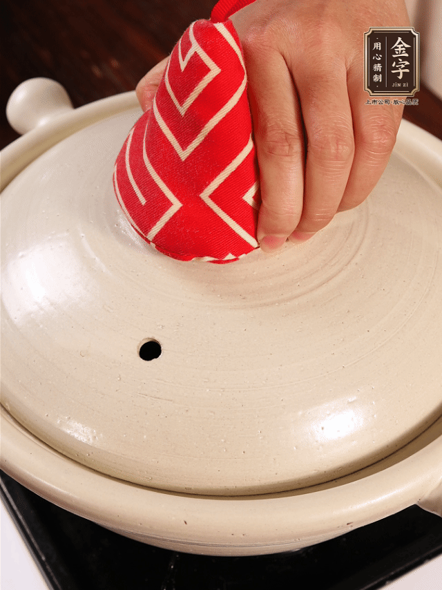 加開水燉煮，水沸后轉小火40分鐘。