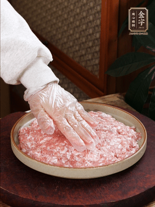 依次鋪肉末，碼入雞蛋豆腐，再鋪上金字香腸。