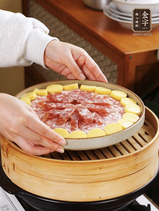 水開(kāi)后上鍋蒸15分鐘。