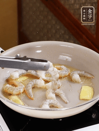 秘制煲仔飯醬油：2勺蒸魚豉油、半小勺糖、1大勺清水?dāng)嚢杈鶆蛑?分鐘