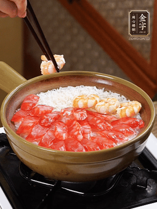 開蓋戳幾個(gè)洞均勻受熱，鋪臘腸、蝦仁，蓋蓋小火煮5分